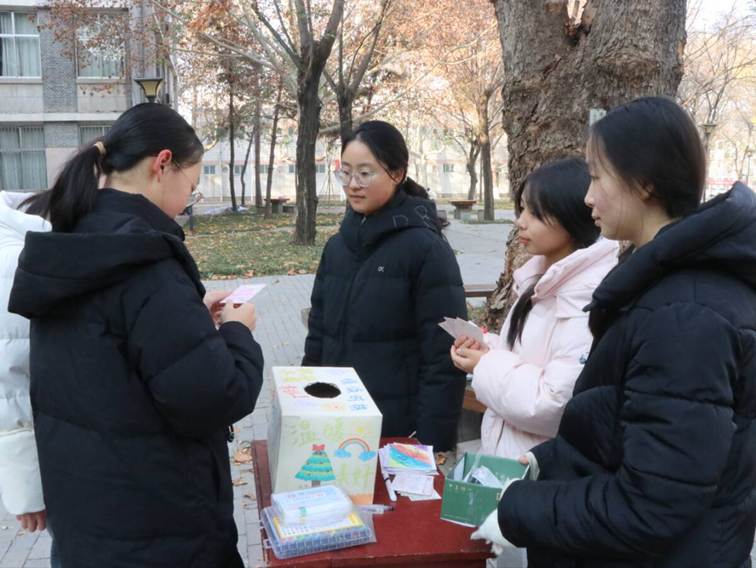 男人和女人在吃东西 AI 生成的内容可能不正确。